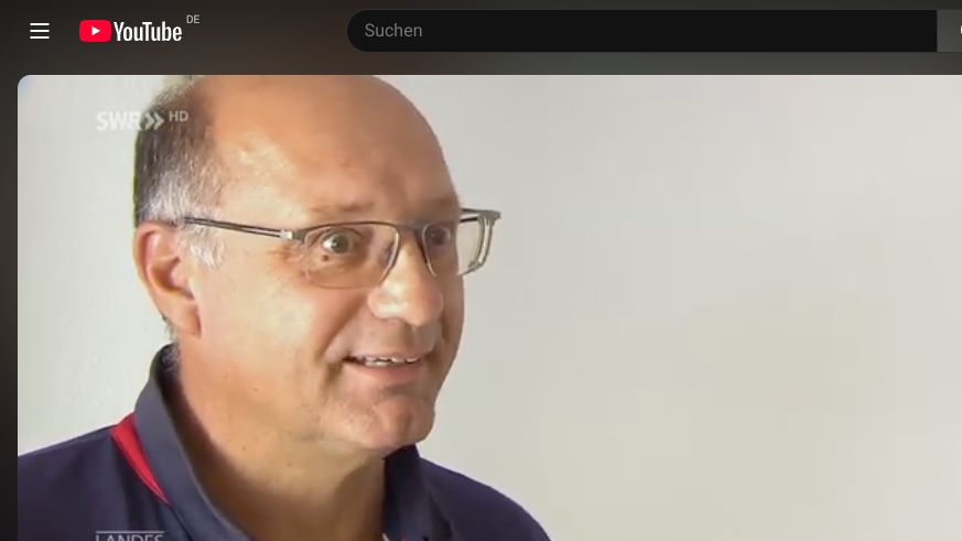 Helles Standbild aus dem SWR-Beitrag: Gespräch bei der Besichtigung